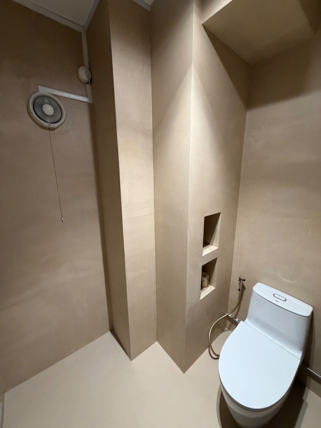 Microcement bathroom walls with a built-in niche
