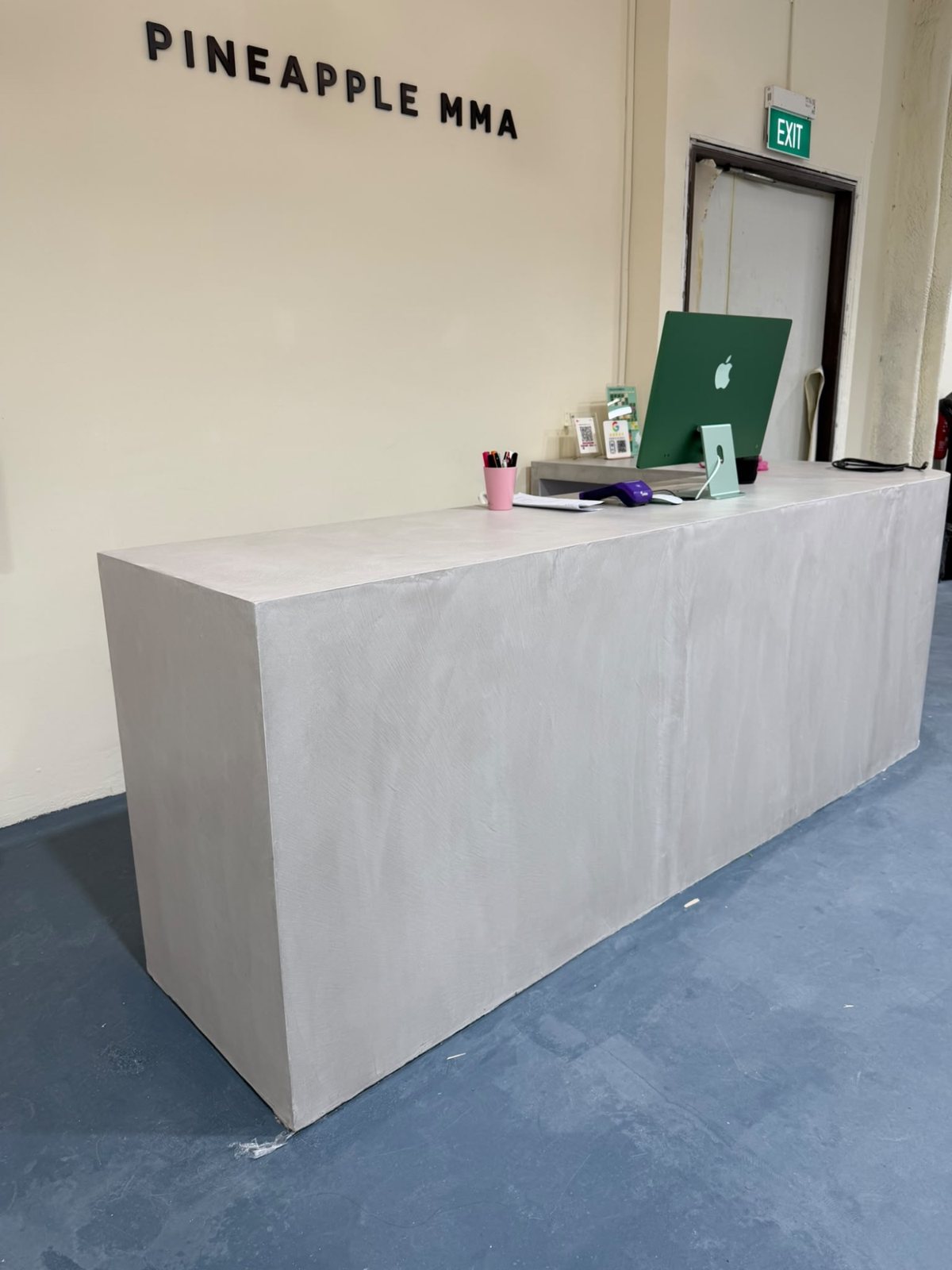 Microcement reception counter on a commercial front desk
