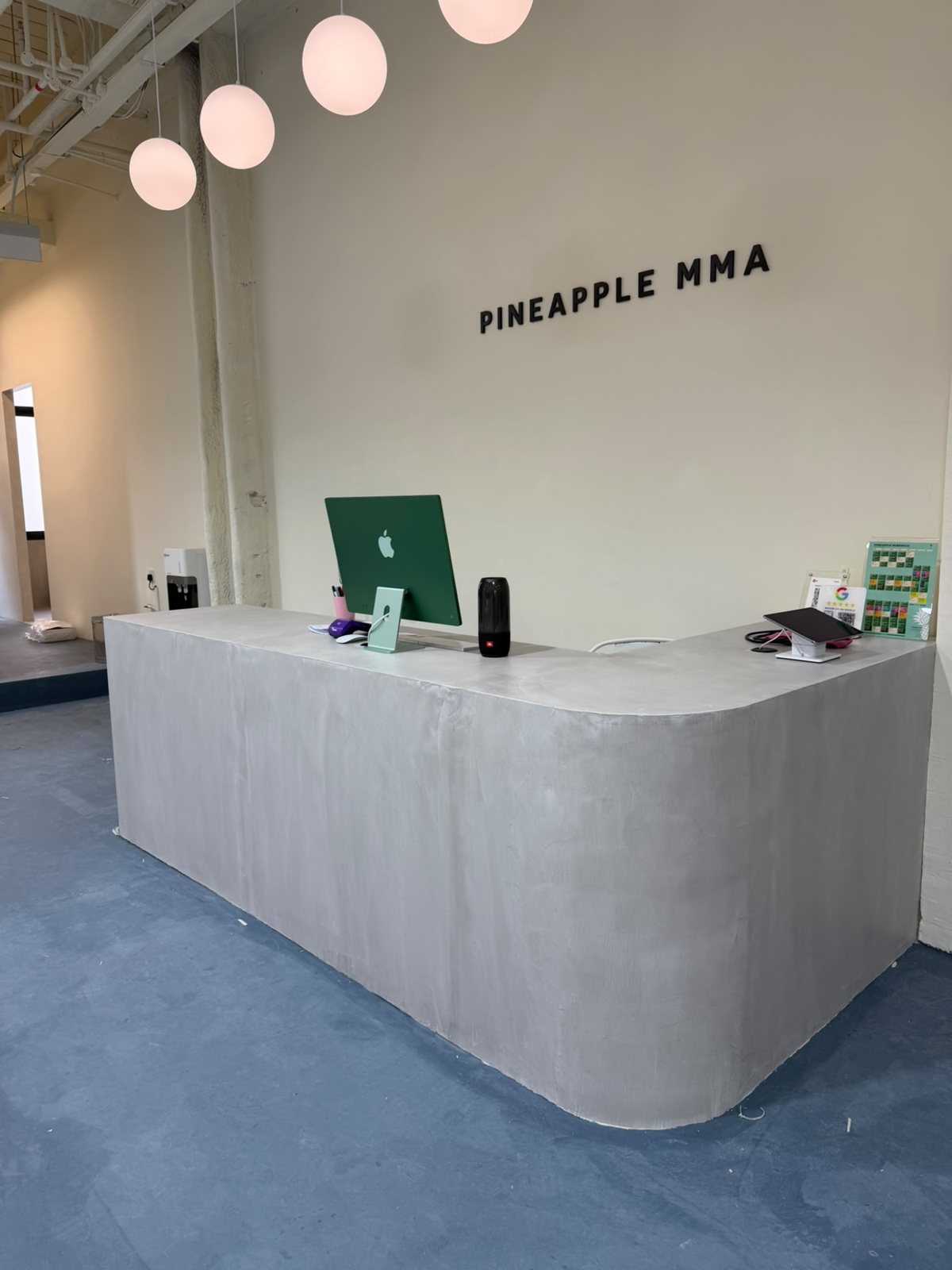 Curved microcement reception counter