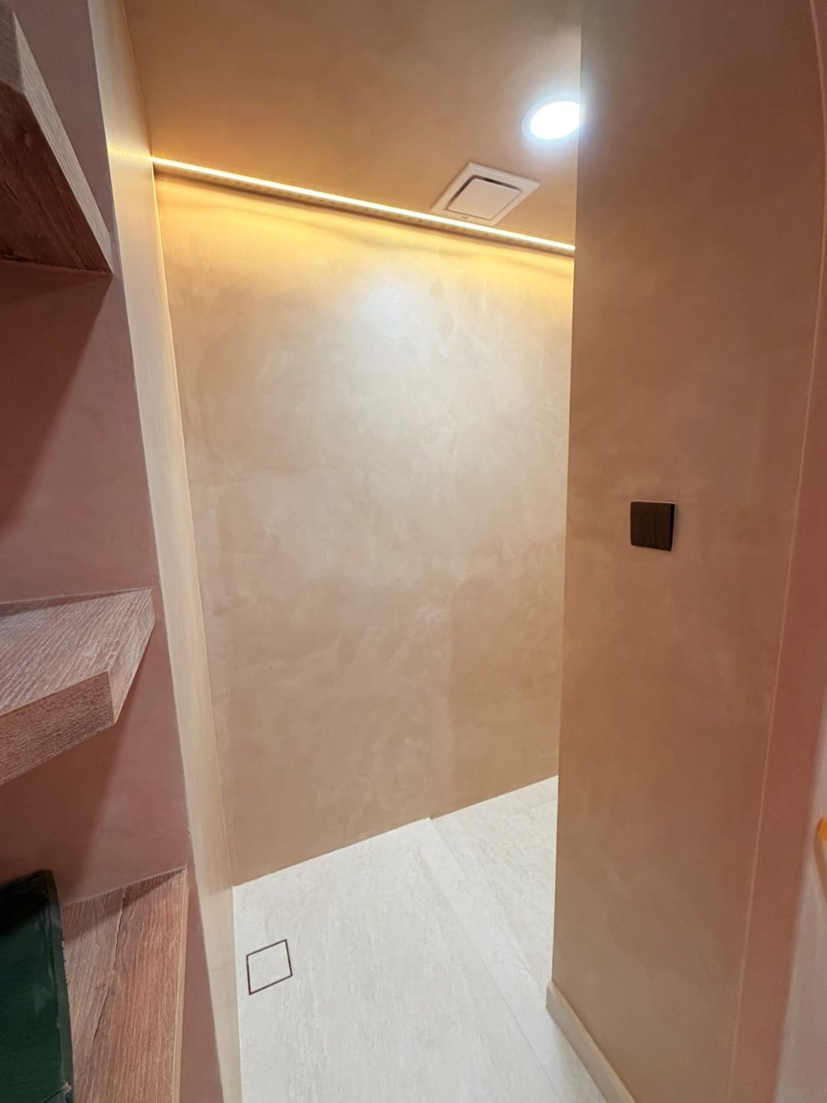 Microcement shower walls with a linear light