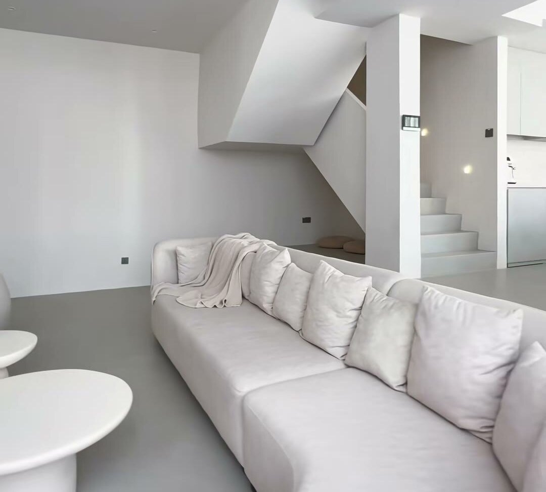 Living area in microcement, wall to wall with no joint